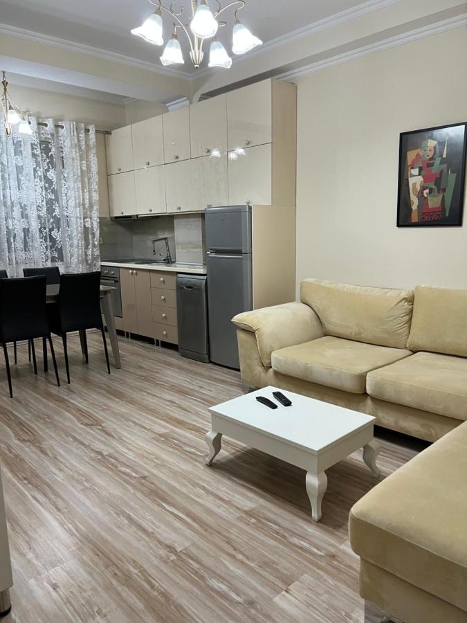 Ergi'S Host Apartment Tirana Esterno foto
